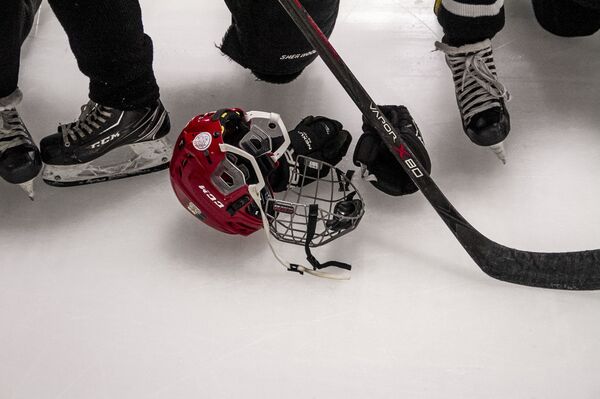 Jugadoras que aspiran integrar la selección mexicana femenina sub 18 de hockey sobre hielo, al terminar su práctica - Sputnik Mundo