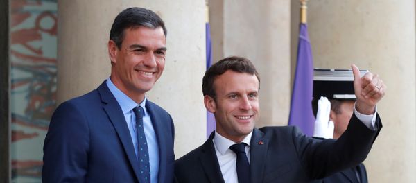 El presidente de Francia, Emmanuel Macron, junto a su homólogo español, Pedro Sánchez El presidente de Francia, Emmanuel Macron, junto a su homólogo español, Pedro Sánchez - Sputnik Mundo