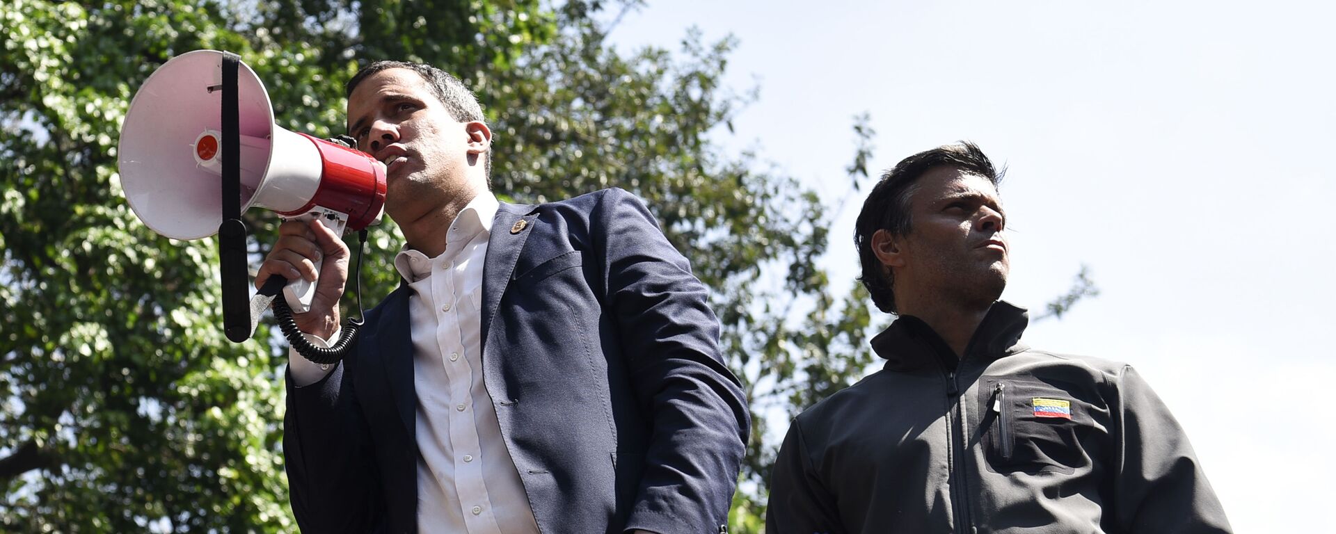 Los dirigentes opositores venezolanos Juan Guaidó (con el altoparlante) y Leopoldo López Los dirigentes opositores venezolanos Juan Guaidó (con el altoparlante) y Leopoldo López - Sputnik Mundo, 1920, 04.05.2021