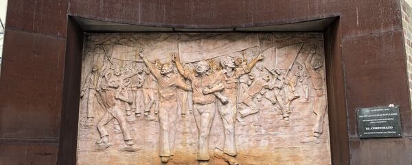 Un bajorrelieve recuerda el Cordobazo, un hito en la historia de los movimientos estudiantiles y obreros de Argentina - Sputnik Mundo