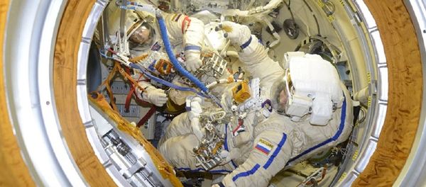 Los cosmonautas rusos Oleg Kononenko y Alexéi Ovchinin se preparan para un paseo espacial Los cosmonautas rusos Oleg Kononenko y Alexéi Ovchinin se preparan para un paseo espacial - Sputnik Mundo