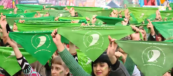 Ola verde: las activistas por la legalización del aborto marchan en Argentina - Sputnik Mundo