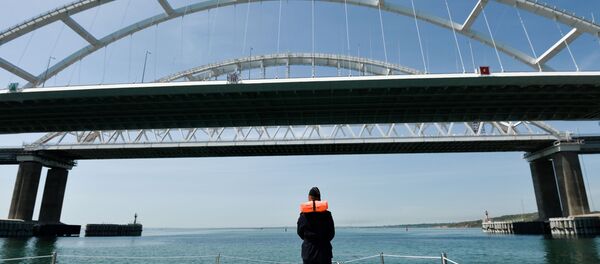 Un guardia fronterizo cerca del puente de Crimea, Rusia - Sputnik Mundo