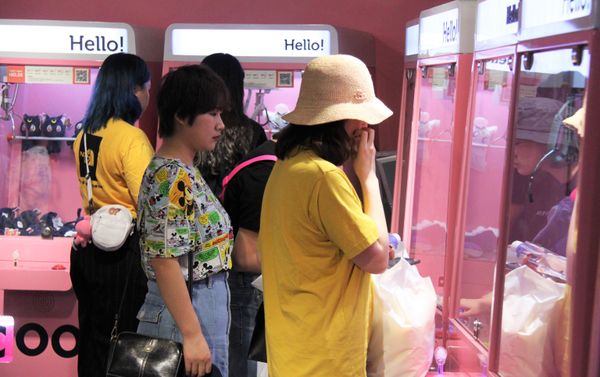 Unas chinas miran los peluches de Sailor Moon Unas chinas miran los peluches de Sailor Moon - Sputnik Mundo