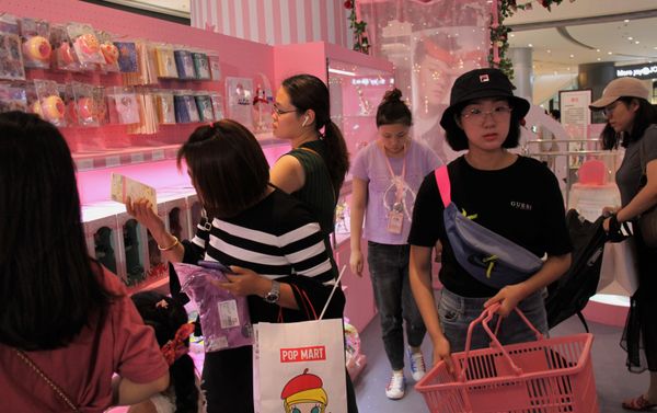 Varias chicas compran en una tienda de Sailor Moon en China Varias chicas compran en una tienda de Sailor Moon en China - Sputnik Mundo