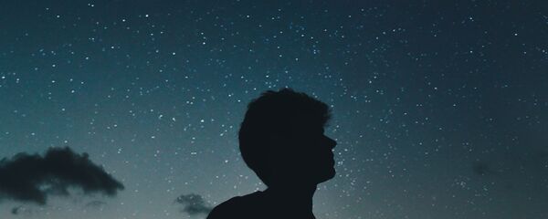 Una persona viendo el cielo nocturno (imagen referencial) - Sputnik Mundo