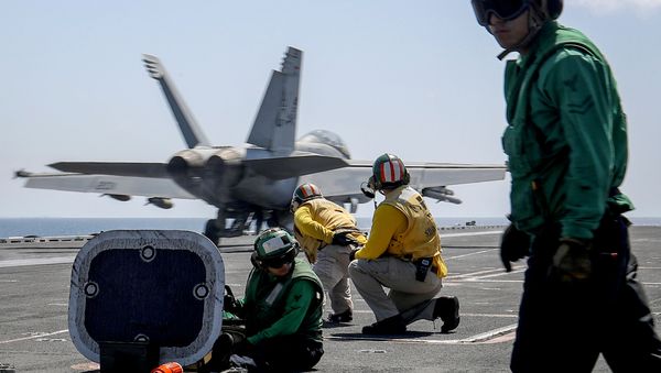 Los pilotos en el portaviones USS Abraham Lincoln de la Armada de EEUU en el mar Arábigo Los pilotos en el portaviones USS Abraham Lincoln de la Armada de EEUU en el mar Arábigo - Sputnik Mundo