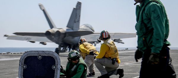 Los pilotos en el portaviones USS Abraham Lincoln de la Armada de EEUU en el mar Arábigo - Sputnik Mundo