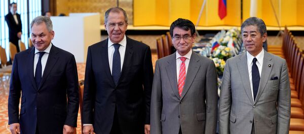 Los ministros rusos de Defensa y de Exteriores, Serguéi Shoigú y Serguéi Lavrov, con sus pares japoneses, Takeshi Iwaya y Taro Kono Los ministros rusos de Defensa y de Exteriores, Serguéi Shoigú y Serguéi Lavrov, con sus pares japoneses, Takeshi Iwaya y Taro Kono - Sputnik Mundo