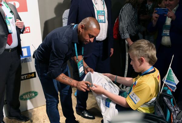 El programa 'Fútbol por la Amistad' reúne en Madrid a personalidades como Roberto Carlos - Sputnik Mundo