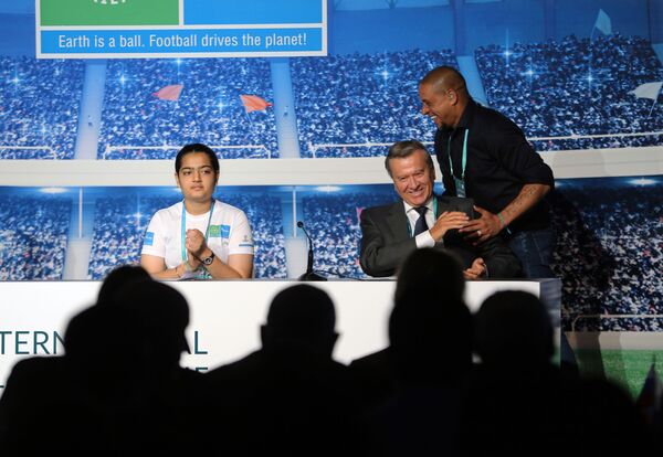 El programa 'Fútbol por la Amistad' reúne en Madrid a personalidades como Roberto Carlos - Sputnik Mundo