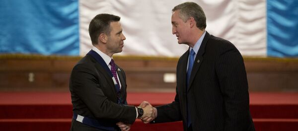 El secretario de Seguridad Nacional de EEUU, Kevin McAleenan (izda.) y el ministro de Gobernación de Guatemala, Enrique Degenhart (drcha.) - Sputnik Mundo