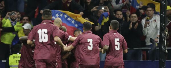Futbolistas de la selección de fútbol de Venezuela celebrando un gol Futbolistas de la selección de fútbol de Venezuela celebrando un gol - Sputnik Mundo