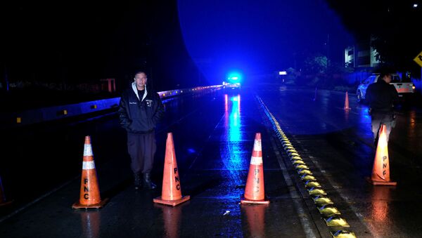 Un policía para el tráfico tras el terremoto en El Salvador - Sputnik Mundo