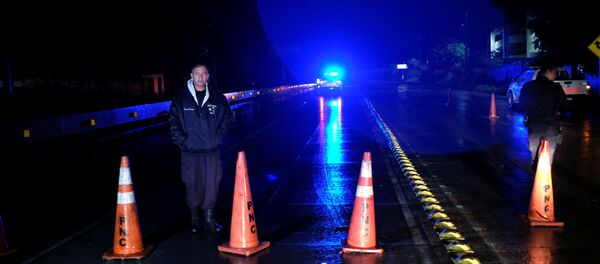 Un policía para el tráfico tras el terremoto en El Salvador - Sputnik Mundo