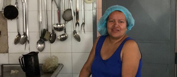 Lilibet cuenta que en el liceo Perú de Lacroix no hay agua en el día que habla con Sputnik, pero aún así carga enormes tanques para poder hacer su trabajo como Cocinera de la Patria - Sputnik Mundo