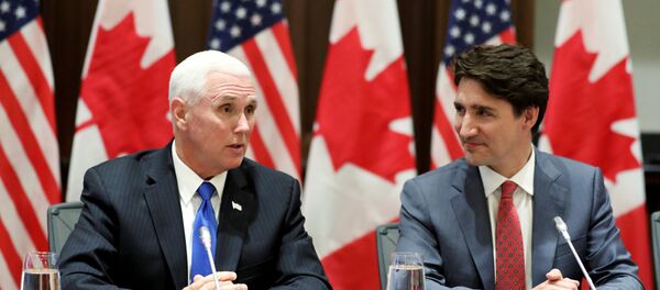 El vicepresidente de EEUU, Mike Pence, y el primer ministro de Canadá, Justin Trudeau El vicepresidente de EEUU, Mike Pence, y el primer ministro de Canadá, Justin Trudeau - Sputnik Mundo