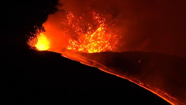 El volcán más activo de Europa entra en erupción - Sputnik Mundo