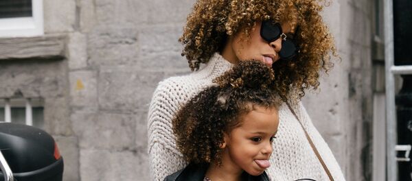 Madre e hija - Sputnik Mundo