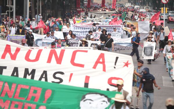 Ciudad de México. Marcha que concluye las actividades de la Semana Internacional del Detenido Desaparecido, con la exigencia de justicia tras 12 años de la desaparición forzada de Alberto Cruz Sánchez y Edmundo Reyes Amaya. - Sputnik Mundo