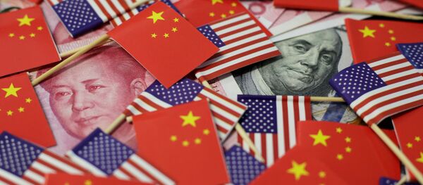 Yuanes y dólares (monedas chinas y estadounidenses) - Sputnik Mundo