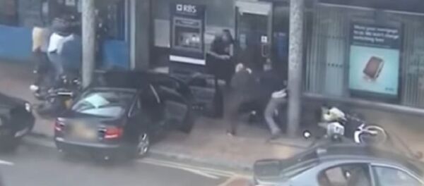 Fuertes imágenes: un atraco de película termina mal para los asaltantes - Sputnik Mundo