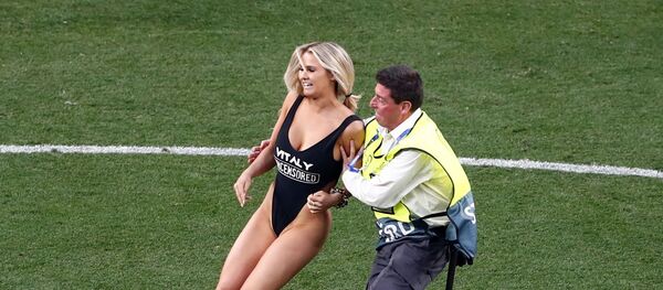 Mujer irrumpe el estadio durante la final de la 'Champions' entre el Liverpool y el Tottenham Mujer irrumpe el estadio durante la final de la 'Champions' entre el Liverpool y el Tottenham - Sputnik Mundo