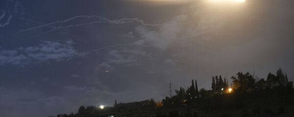 Un misil israelí sobrevuela Siria - Sputnik Mundo