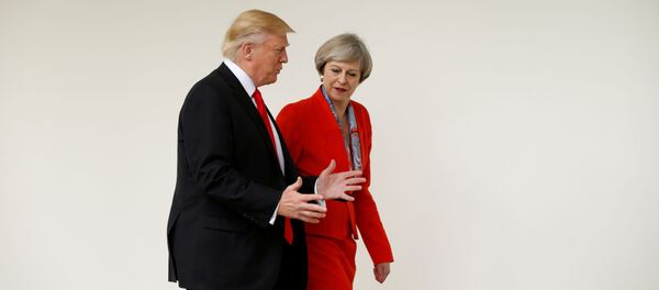 El presidente de EEUU, Donald Trump, escolta a la primera ministra británica, Theresa May  - Sputnik Mundo