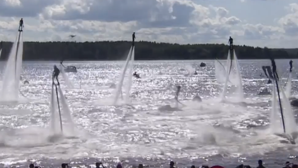 ¡A volar! Entusiastas despegan del Volga en tablas aerodeslizadoras  - Sputnik Mundo