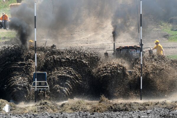 Bizon Track Show, la insólita carrera de tractores que se celebra en el sur de Rusia - Sputnik Mundo