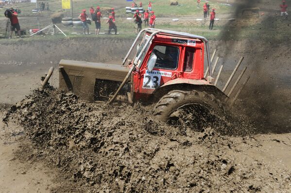 Bizon Track Show, la insólita carrera de tractores que se celebra en el sur de Rusia - Sputnik Mundo