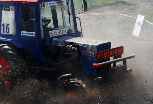 Bizon Track Show, la insólita carrera de tractores que se celebra en el sur de Rusia - Sputnik Mundo