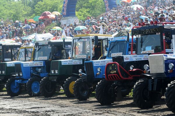 Bizon Track Show, la insólita carrera de tractores que se celebra en el sur de Rusia - Sputnik Mundo