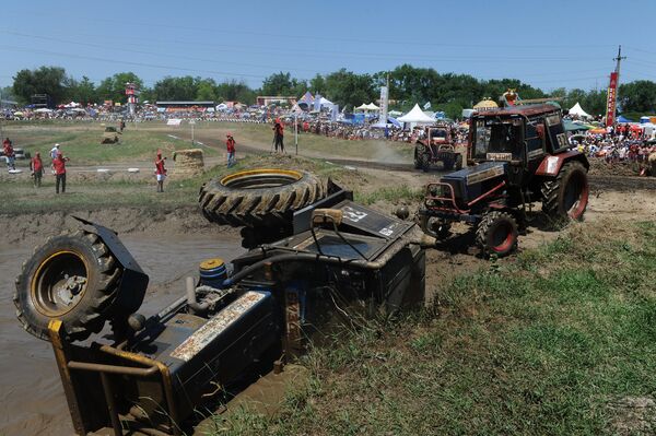 Bizon Track Show, la insólita carrera de tractores que se celebra en el sur de Rusia - Sputnik Mundo