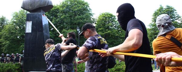 Los nacionalistas derriban el busto del mariscal Zhúkov en Járkov - Sputnik Mundo