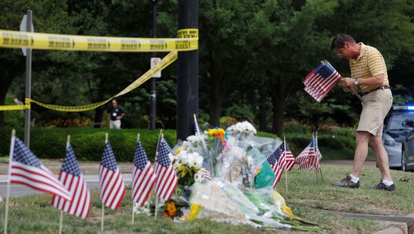 Flores en el lugar del tiroteo en Virginia Beach, EEUU - Sputnik Mundo