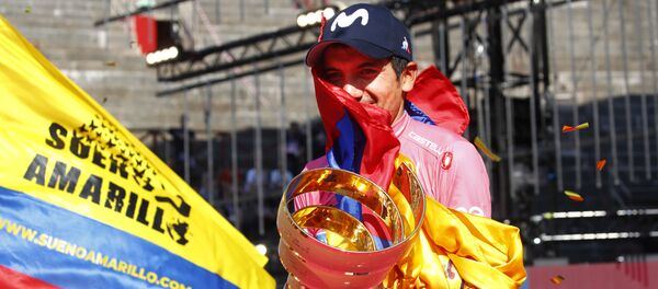 El ciclista ecuatoriano Richard Carapaz celebra su victoria en el Giro de Italia - Sputnik Mundo
