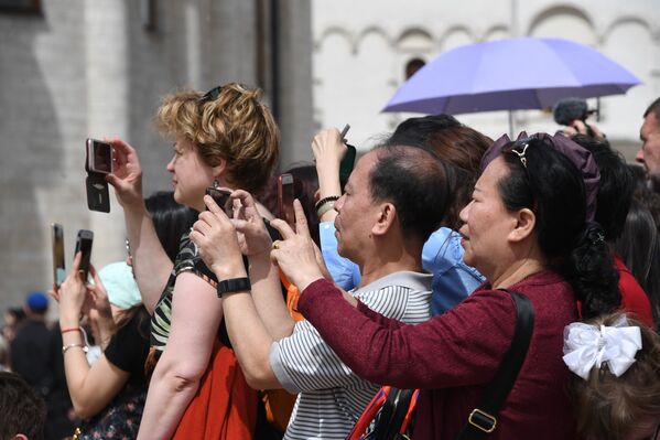 Las guardianas del Kremlin protagonizan un imponente  cambio de guardia - Sputnik Mundo