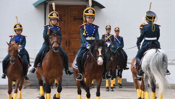 Las guardianas del Kremlin protagonizan un imponente  cambio de guardia - Sputnik Mundo