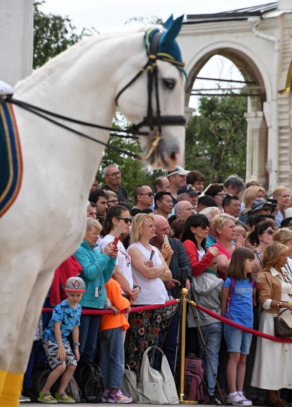 Las guardianas del Kremlin protagonizan un imponente  cambio de guardia - Sputnik Mundo