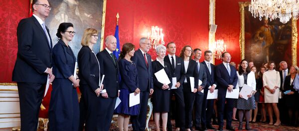 Los ministros del Gabinete de transición juramentan ante el presidente Alexander Van der Bellen Los ministros del Gabinete de transición juramentan ante el presidente Alexander Van der Bellen - Sputnik Mundo