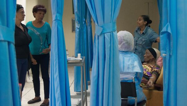 Pacientes oncológicos encontraron una opción en hospitales semiprivados en los que por un costo inferior al de centros de salud privados les aplican quimioterapias - Sputnik Mundo