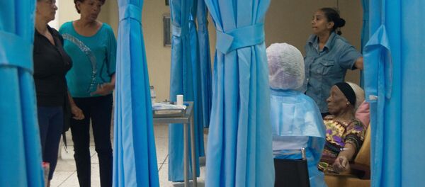 Pacientes oncológicos encontraron una opción en hospitales semiprivados en los que por un costo inferior al de centros de salud privados les aplican quimioterapias - Sputnik Mundo
