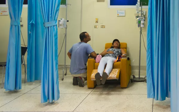 Pacientes oncológicos encontraron una opción en hospitales semiprivados en los que por un costo inferior al de centros de salud privados les aplican quimioterapias Pacientes oncológicos encontraron una opción en hospitales semiprivados en los que por un costo inferior al de centros de salud privados les aplican quimioterapias - Sputnik Mundo