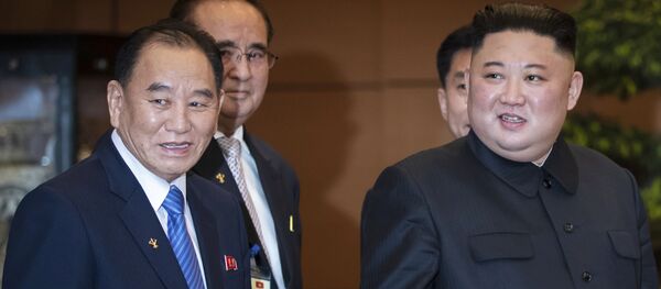 El vicepresidente del Partido de los Trabajadores de Corea, Kim Yong-chol, junto al líder norcoreano, Kim Jong-un, en Hanói - Sputnik Mundo