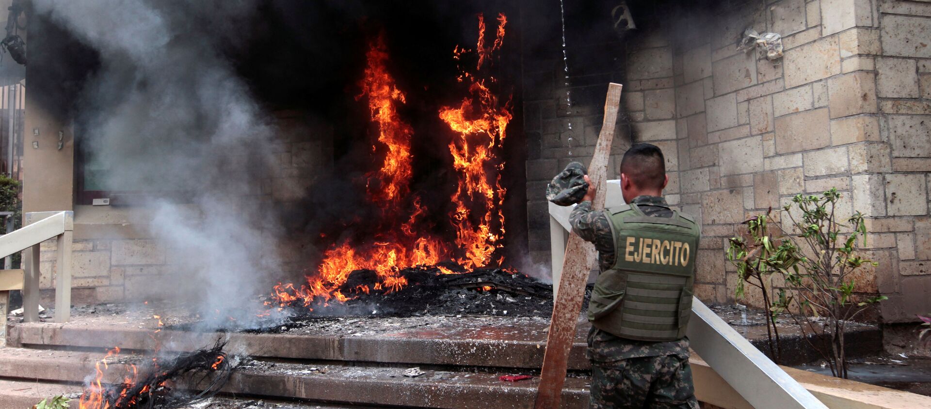 La quema de la puerta de la embajada de EEUU en Honduras - Sputnik Mundo, 1920, 03.06.2019