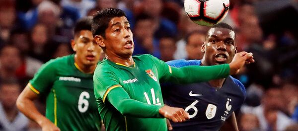 El futbolista boliviano Raúl Castro disputa un balón con el francés Paul Pogba - Sputnik Mundo