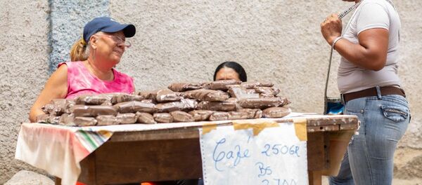 En el mercado de Altos de Lídice, los habitantes de la comuna encuentran maneras de abastecerse a pesar de la guerra económica que acucia a Venezuela En el mercado de Altos de Lídice, los habitantes de la comuna encuentran maneras de abastecerse a pesar de la guerra económica que acucia a Venezuela - Sputnik Mundo