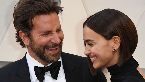 El actor estadounidense Bradley Cooper, junto a la modelo Rusa Irina Shayk - Sputnik Mundo